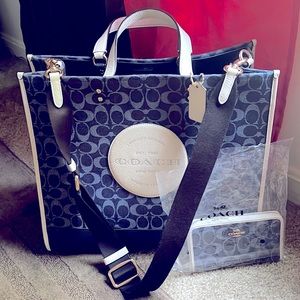 BLACK FRIDAY SALE))))) BRAND NEW COACH tote bag! Authentic!!!!! The bag ONLY!!!!